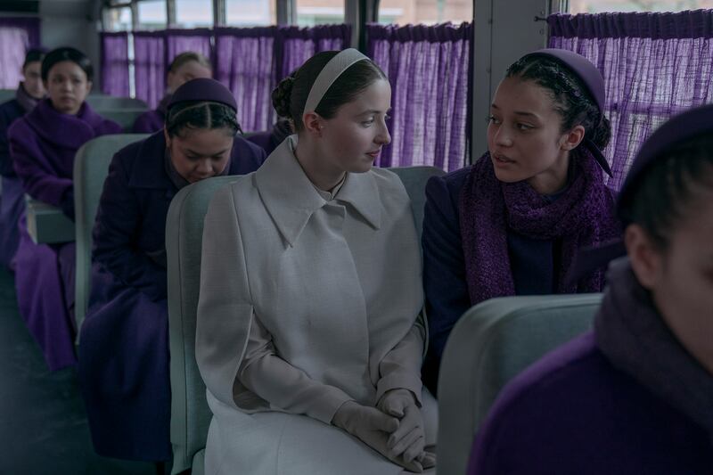 La serie ‘Los testamentos’ , protagonizada por Chase Infinity, llega como una continuación natural del universo de ‘El Cuento De La Criada’, con una mirada renovada que se centra en una generación que no conoció el mundo previo a Gilead. Foto: Disney.