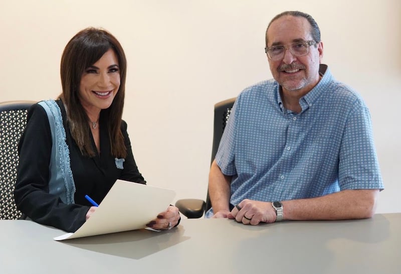 Jailene Cintrón junto a Lenard Liberman, presidente de TeleOnce.
