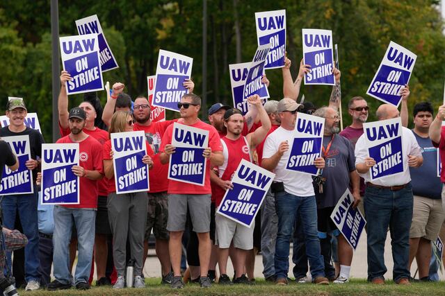 Trabajadores de General Motors aprueban contrato laboral