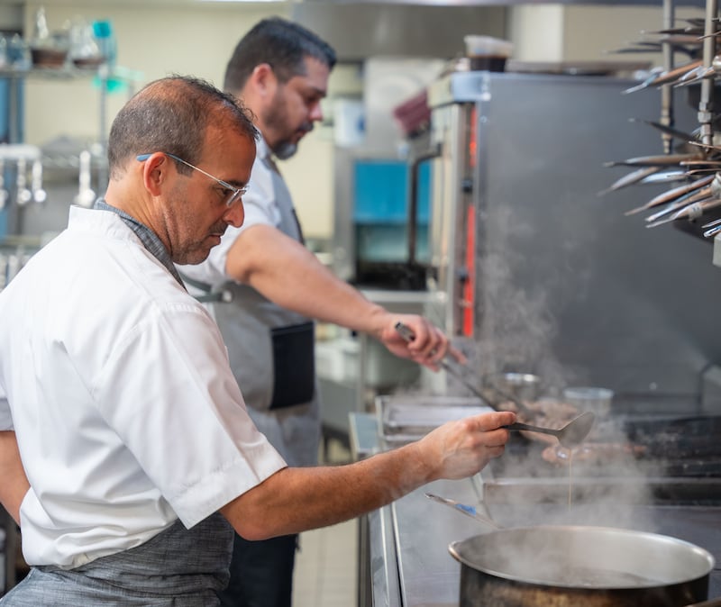 El Chef Ejecutivo, Juan Jose Cuevas en la cocina del 1919.