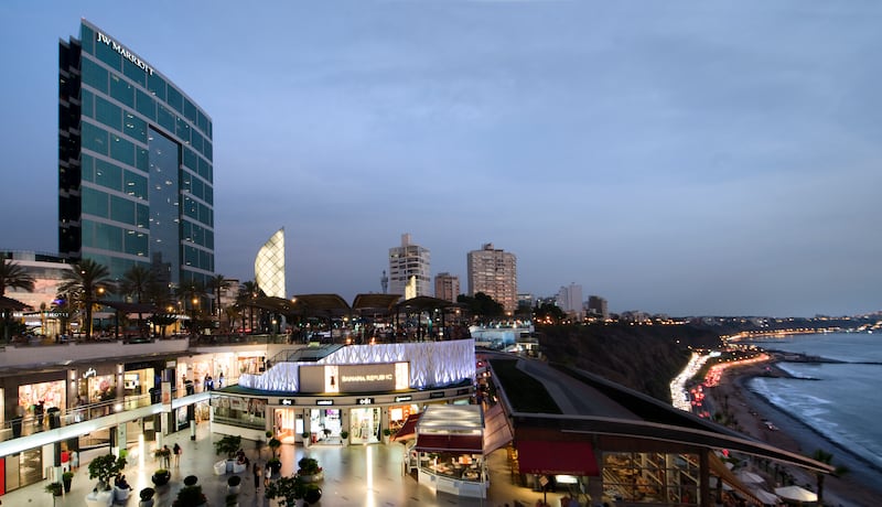 Vista de Larcomar, el centro comercial construido sobre el acantilado del Malecón de la Reserva.
