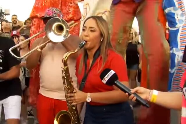 Dianerys Calderón toca el saxofón en plena cobertura de las SanSe