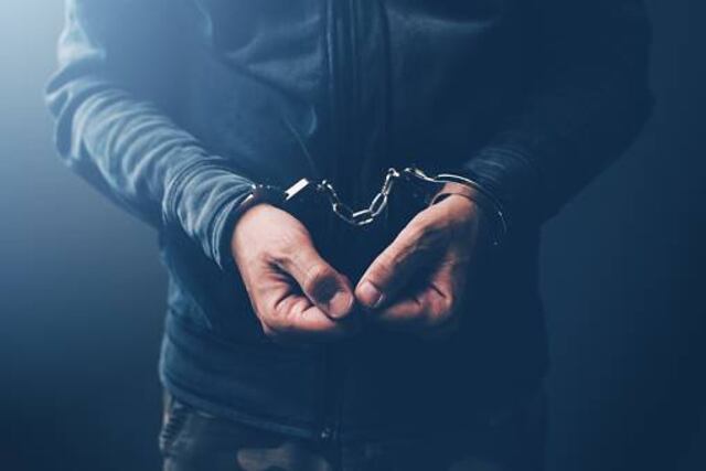 Arrestado rapero acusado de tirar metanfetamina desde balcón