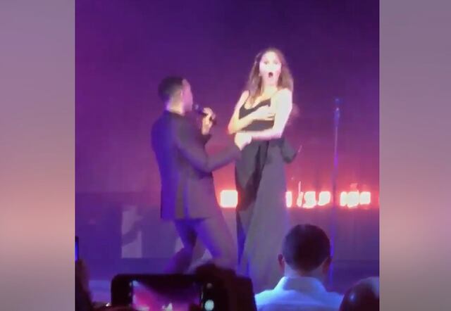 Esposa de John Legend sufre accidente con su vestido