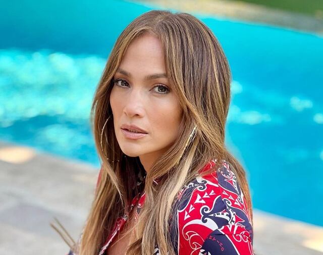 Video: Fanáticos detienen a mujer en la calle para pedirle fotos por su increíble parecido a JLo