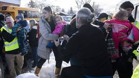 Autobús se estrella contra kinder en Canadá; dos niños fallecieron