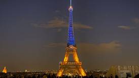 La Torre Eiffel se ilumina con los colores de Ucrania en solidaridad