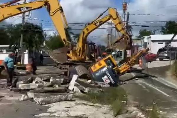 Máquina cae en hoyo que arreglaban en urbanización de Caguas