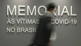 Brasil llega a 700,000 muertes por COVID-19 