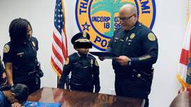 Niño con un tumor cerebral cumple su sueño de ser jefe de policía