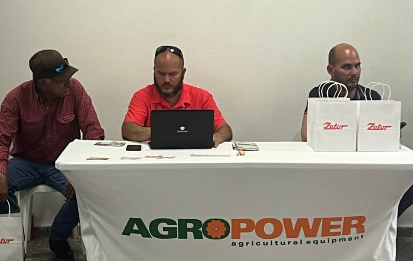 En el Club de Leones, en Arecibo, una mesa de la compañía Agro Power, propiedad del secretario del Departamento de Agricultura, Ramón González Beiró, formó parte de la exhibición de la Asamblea anual de la Asociación de Agricultores de Puerto Rico.