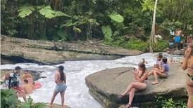 VIDEO: Ciudadanos convierten río en piscina de espuma en Luquillo