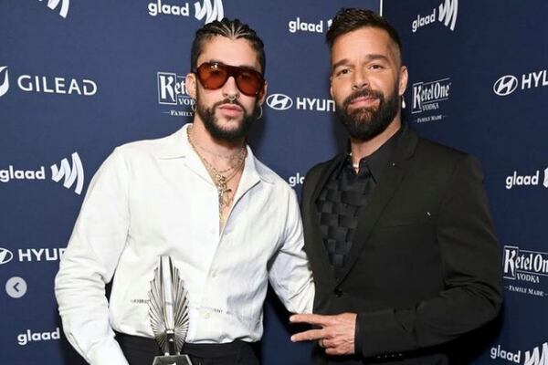 Bad Bunny recibe reconocimiento por su apoyo a la comunidad LGBT de la mano de Ricky Martin