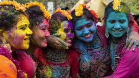 Millones de personas en la India celebran el Holi, el festival hindú de los colores