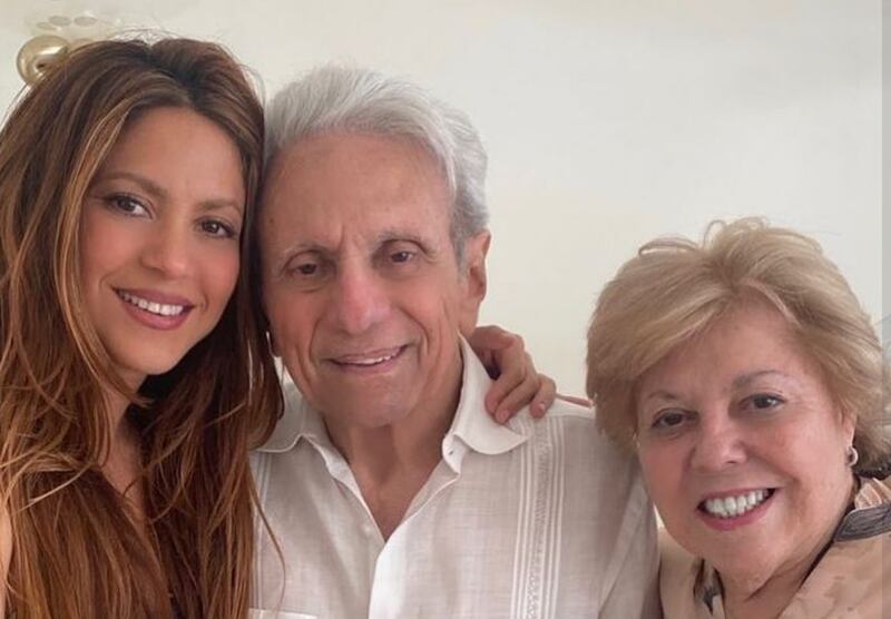 Shakira publica tierna imagen de sus padres desde el hospital