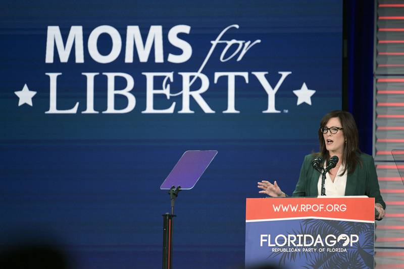 ARCHIVO - La fundadora de Moms for Liberty, Tiffany Justice, habla en la Cumbre de la Libertad del Partido Republicano de Florida, el 4 de noviembre de 2023, en Kissimmee, Florida. (AP Foto/Phelan M. Ebenhack, Archivo)