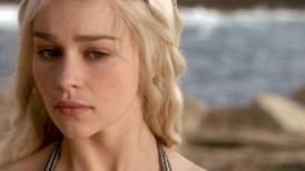 Emilia Clarke confiesa que lloraba durante las escenas de sexo con Jason Momoa en Game Of Thrones