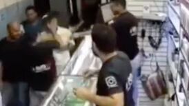 Ladrón intenta robar en una tienda y empleado le pega una bofetada 