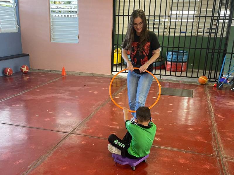 Yarimar Rivera juega con un niño en el Colegio San Gabriel.