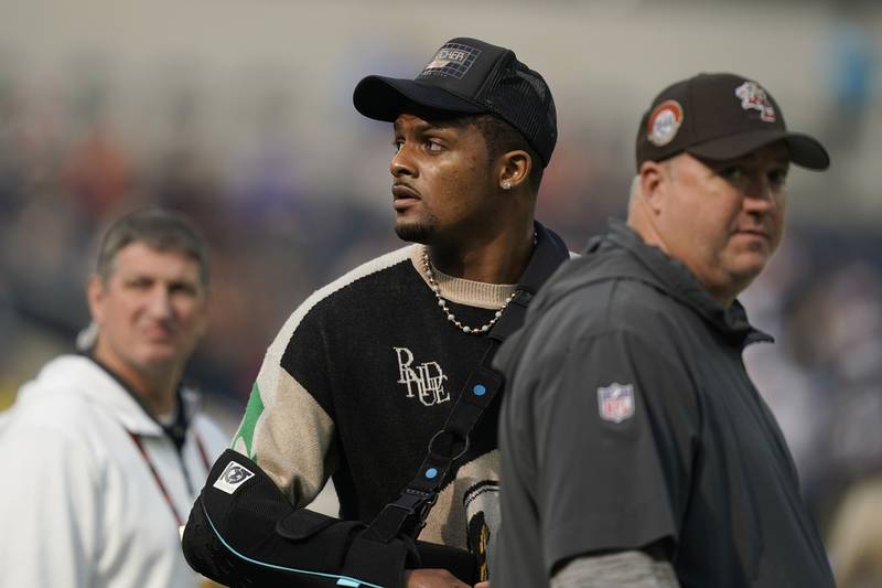 El quarterback de los Browns de Cleveland Deshaun Watson observa antes del encuentro de los Rams de Los Ángeles el 3 de diciembre del 2023. (AP Foto/Ryan Sun)
