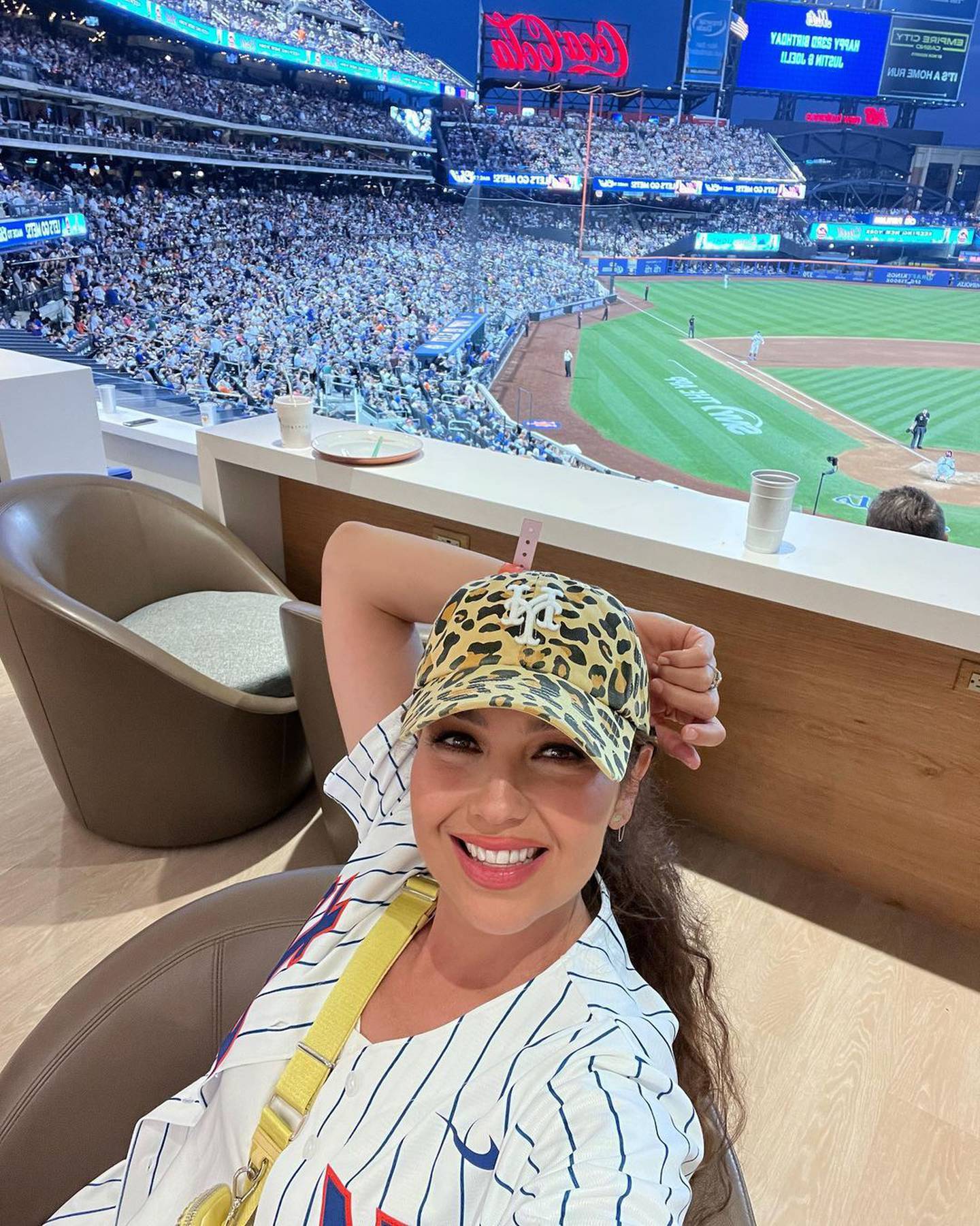 Thalía tuvo un divertido día en el estadio de baseball pero internautas criticaron su físico