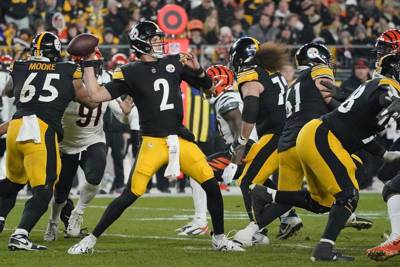 Mason Rudolph, quarterback de los Steelers de Pittsburgh, envía un pase en el encuentro del sábado 23 de diciembre de 2023, ante los Bengals de Cincinnati (AP Foto/Gene J. Puskar)