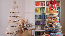 Transforma tu casa con un árbol de Navidad no convencional
