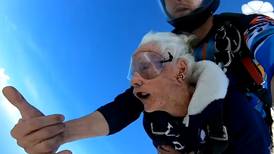 Para celebrar sus 100 años: enfermera de la Segunda Guerra Mundial se lanza en paracaídas
