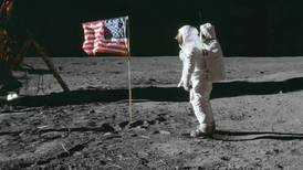 ¿Cuántas banderas de Estados Unidos hay en la Luna y qué ocurrió con ellas?