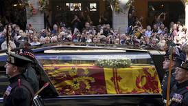 Miles de londinenses salen al Palacio de Buckingham para despedir a su Reina