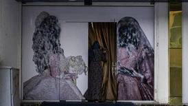 Talibanes permitirán a las mujeres estudiar en la universidad y vestimenta islámica será obligatoria