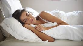 Expertos lo aclaran: ¿Es mejor dormir boca abajo o boca arriba?