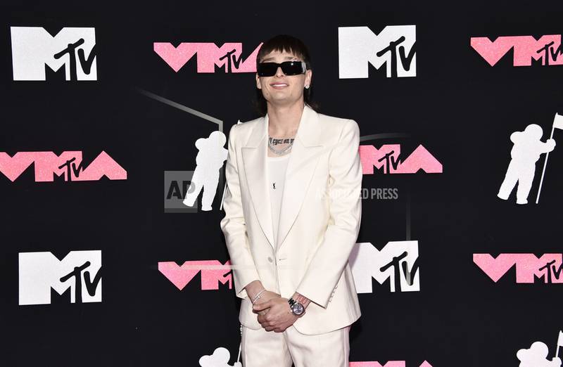 El cantante mexicano Peso Pluma llega a la entrega de los Premios MTV a Videos Musicales en el Prudential Center en Newark, Nueva Jersey, el martes 12 de septiembre de 2023.