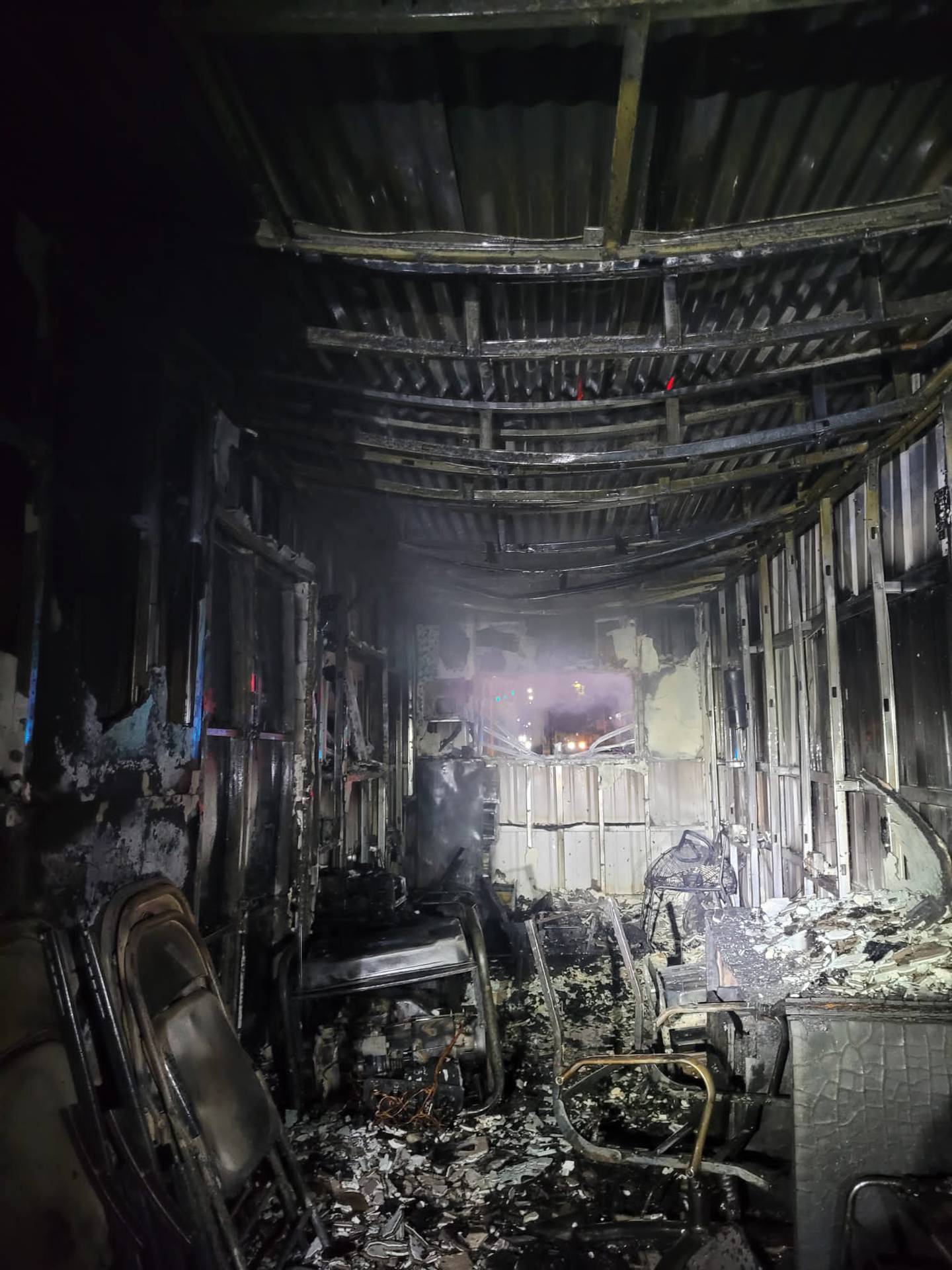 Incendio destruye vagón de venta sellos y comprobantes para licencias en Arecibo.