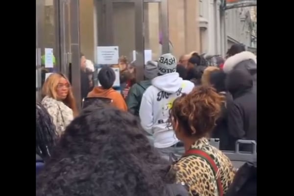 Policía cierra venta de ofertas de Versace en Nueva York luego de peleas entre más de mil compradores