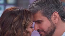 Adamari López cumple reto y besa a Daniel Arenas en pleno programa