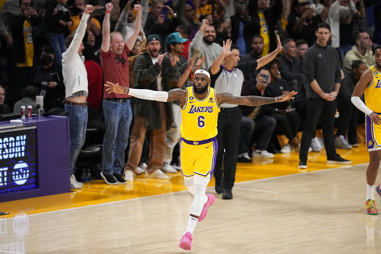 El alero de Los Angeles Lakers, LeBron James, celebra después de anotar para superar a Kareem Abdul-Jabbar y convertirse en el máximo anotador de todos los tiempos de la NBA durante la segunda mitad de un partido de baloncesto de la NBA contra el Oklahoma City Thunder el martes 7 de febrero de 2023 en Los Ángeles. (Foto AP/Mark J. Terrill)