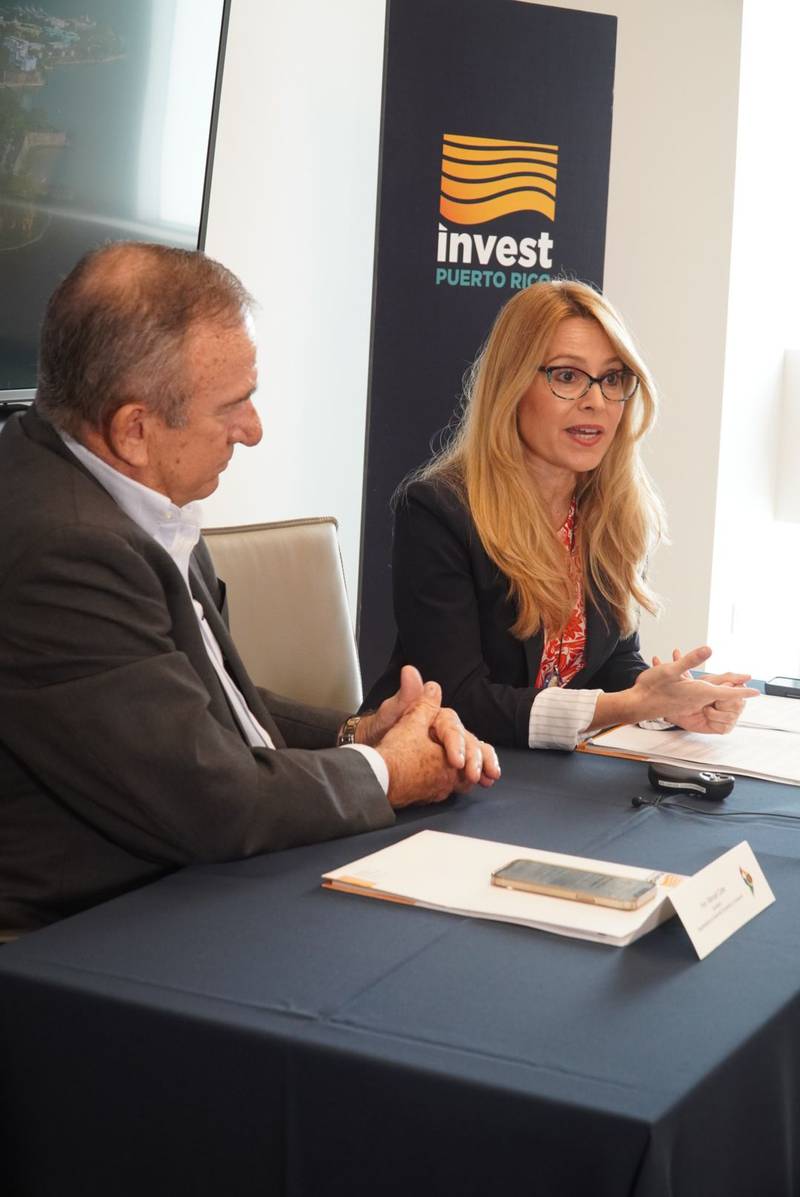 La CEO de InvestPR, Ella Woger-Nieves, y el secretario del Departamento de Desarrollo Económico y Comercio presentaron el informe anual 2022.