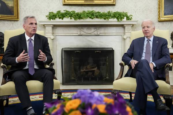 Biden y McCarthy llegan a un acuerdo tentativo para elevar el techo de la deuda