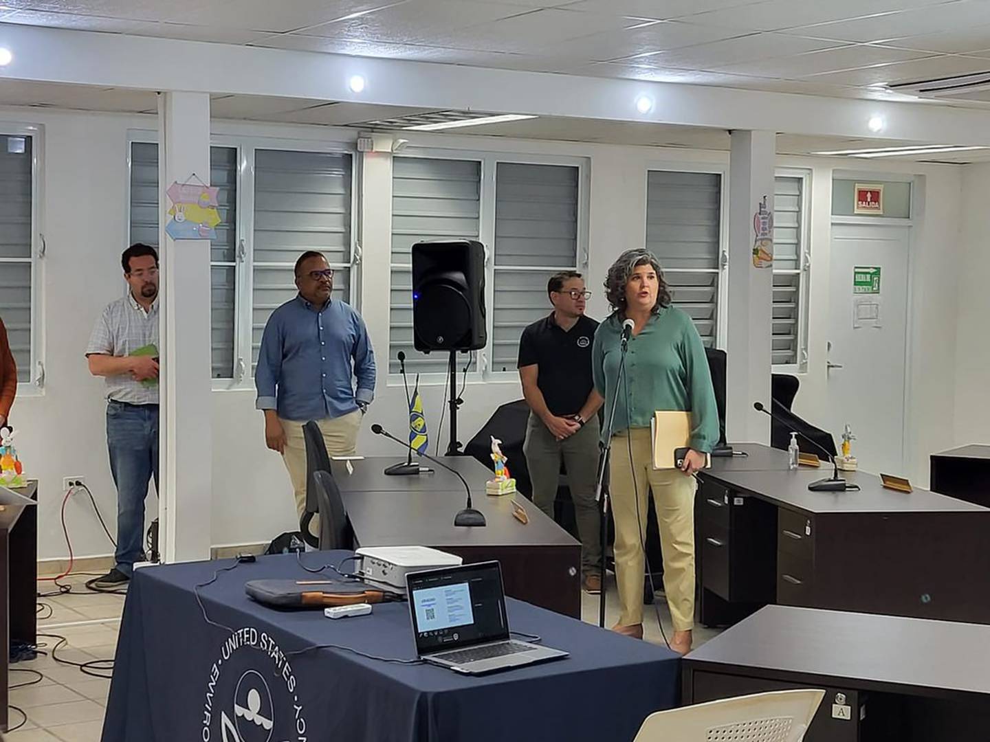 Carmen Guerrero, directora de la división de la EPA en el Caribe; David Cuevas, gerente del proyecto; José Font, en el momento subdirector de la división; y Luis Rivera, toxicólogo de ATSDR durante la primera reunión con la comunidad el 28 de marzo de 2023.