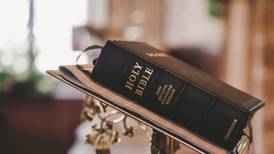 Escuela en Estados Unidos retira Biblia por “contener material para adultos”