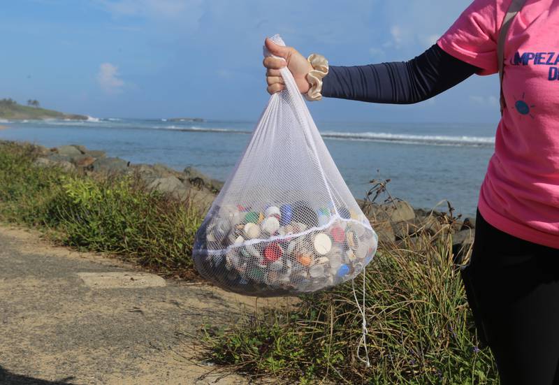 Capitana de Costas muestra una bolsa de microplásticos recolectada durante la 21ma. edición de la Limpieza Internacional de Costas.
