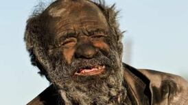 No se bañó en más de medio siglo: Muere el “hombre más sucio del mundo” a los 94 años