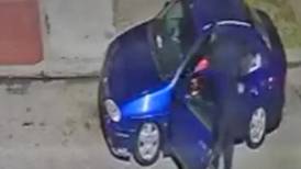 VIDEO: Policía le roba a ciudadano que se quedó dormido dentro de su auto