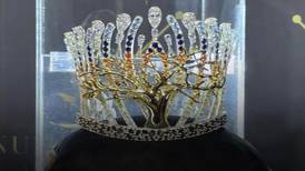 Miss Sudáfrica presenta nueva corona con gigante árbol en su centro