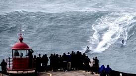 VIDEO: Alemán rompe récord al surfear la ola más grande del mundo