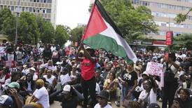 Multitudinaria protesta en Kenia condena los asesinatos de 14 mujeres