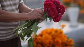 Hombre deja flores en la tumba de su novia y recibe multa de $300 por tirar basura 