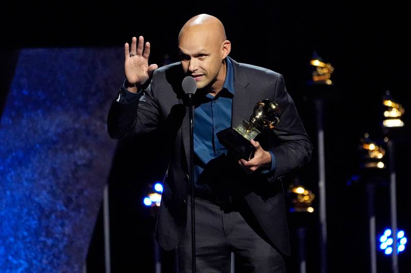 Miguel Zenón acepta su primer Grammy por "El arte del bolero vol. 2".
