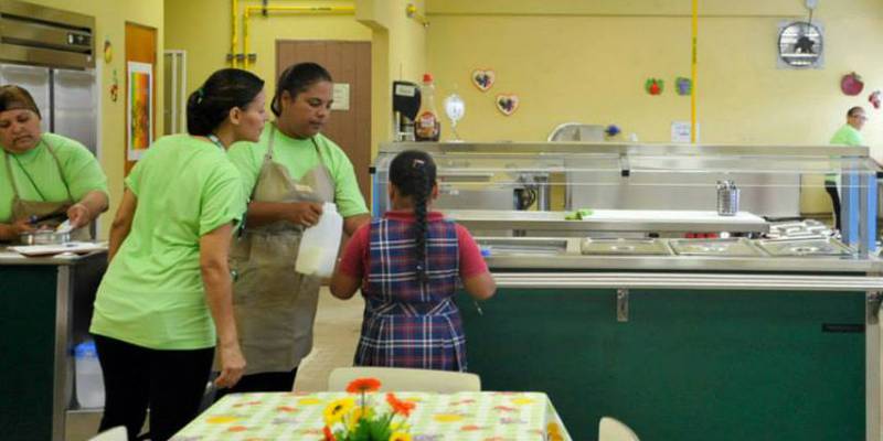 Exigen mejores condiciones para los empleados de comedores escolares en las escuelas públicas del país.